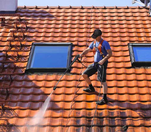 Nettoyage toiture -  HAR COUVREUR SARTHE (72) : nettoyage, protection anti-mousse toiture. Demoussage. Application d’un revêtement peinture hydrofuge coloré de toit intervention dans la Sarthe : Le Mans 72 …