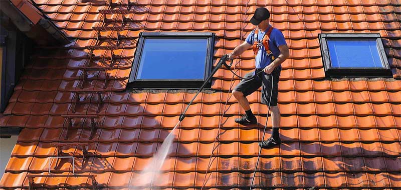 Nettoyage toiture -  HAR COUVREUR SARTHE (72) : nettoyage, protection anti-mousse toiture. Demoussage. Application d’un revêtement peinture hydrofuge coloré de toit intervention dans la Sarthe : Le Mans 72 …